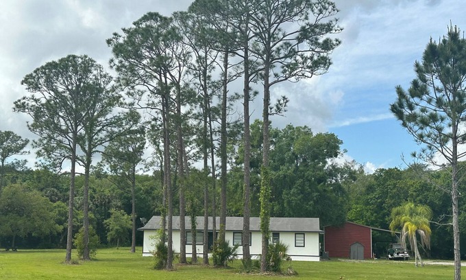 Okeechobee Other | Ole Glory is a Charming 3-bedroom farmhouse in Okeechobee with WiFi, AC