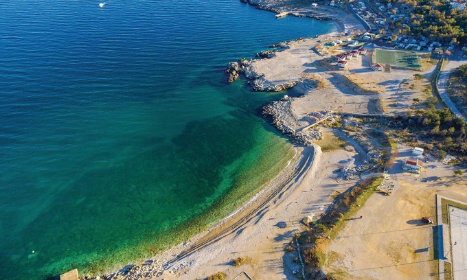 Sveti Ivan Dobrinjski House | On a well-kept and fenced property is this small vacation home with a heated outdoor pool.