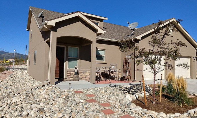 Poncha Springs House | On Bike Path, Walk to Coffee/Brewery, Room For Your Family, BBQ Grill on Porch