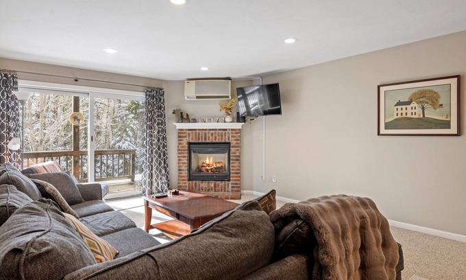 Lincoln Condo | on Shuttle route, Pool & Tub