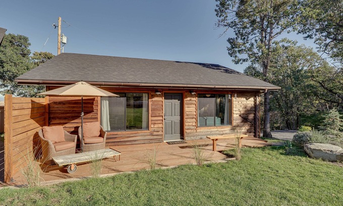 Central Point Cottage | On-Site Winery & Tasting Room: Oregon Bungalow!