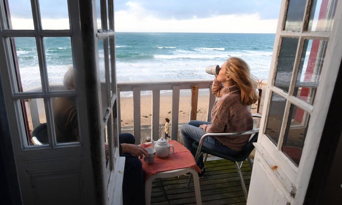 Courtoisville-Sillon-Moka Apartment | On the beach, 55 m2 apartment in Anglo-Norman villa