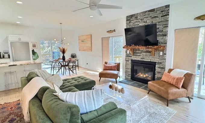 Boone House | On the New River-Pets welcome-Hot tub-Fire pit
