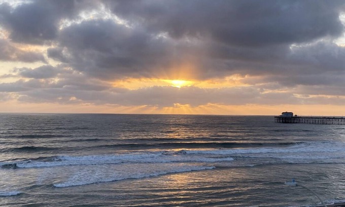 Oceanside Condo | On the sand! Cozy spot with pets welcome!