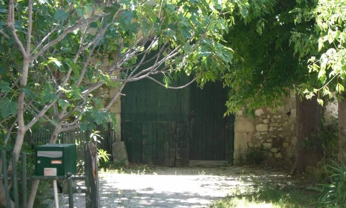 Noves Apartment | "On the spot" House on nice square Provencal