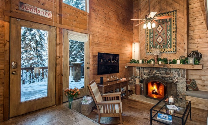 Sundance Cabin | ON THE STREAM- SHORT WALK TO RESORT, HOT TUB, WOOD FIREPLACE. COZY HIDEAWAY