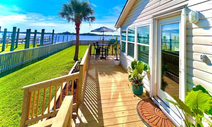Surf City House | On the Waterway- Waterfront - Kayaks - Paddle Boards- Fenced Yard - Dog Friendly