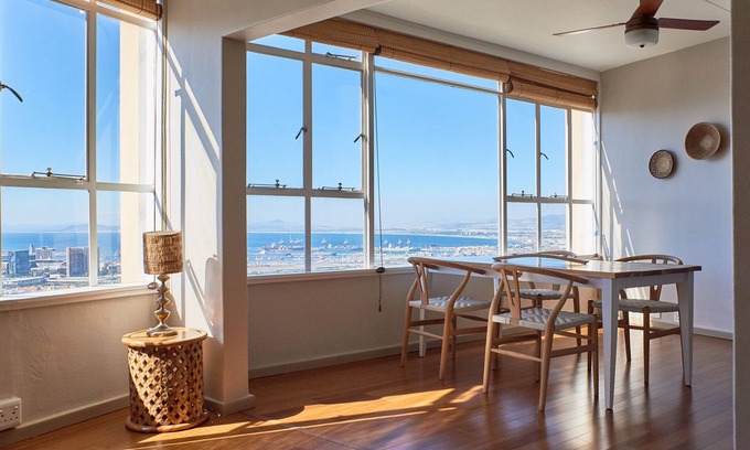 Cape Town City Centre Apartment | On Top of Cape Town! Drink wine with a dream view, calm, lovingly furnished!
