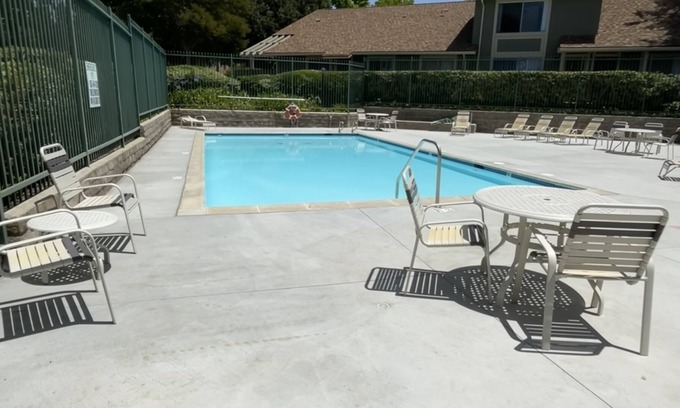 Thousand Oaks House | On trailhead for Wildwood Park