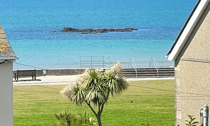 Marazion Apartment | One bedroom 1st floor apartment with balcony and close to the beach and town