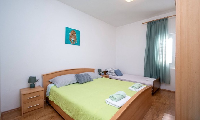 Metajna Apartment | One bedroom apartment near beach Metajna, Pag (A-6395-c)