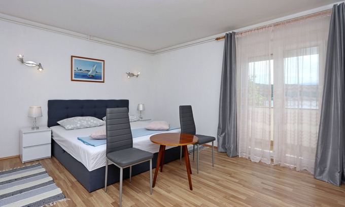 Rab Town Apartment | One bedroom apartment near beach Supetarska Draga - Gonar, Rab (A-18650-b)