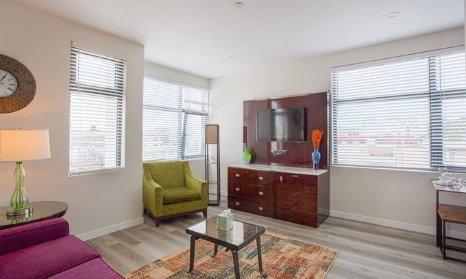 Bankers Hill Apartment | One Bedroom Apartment with Luxurious Furnitures