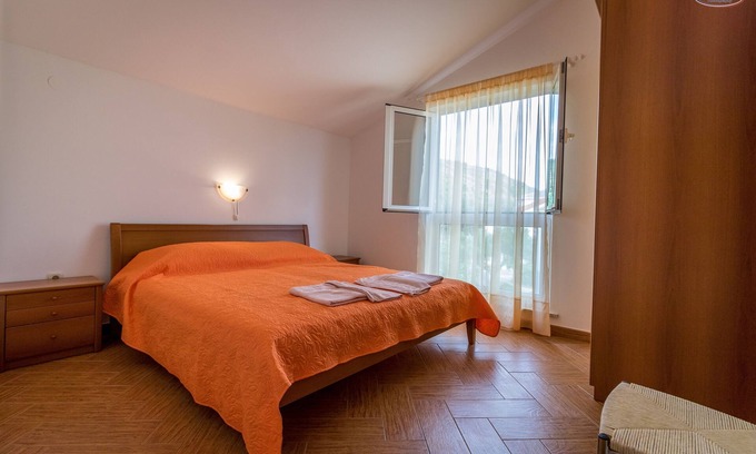 Rab Town Apartment | One bedroom apartment with air-conditioning Supetarska Draga - Gornja, Rab (A-21380-c)