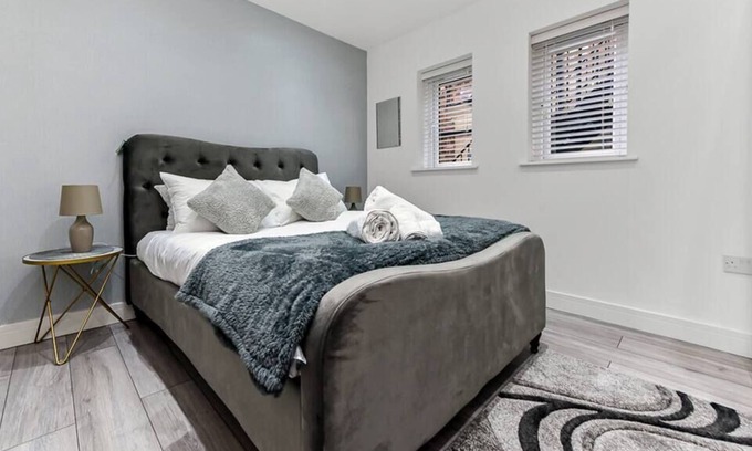 Chelmsford Apartment | One Bedroom Contemporary Hideaway