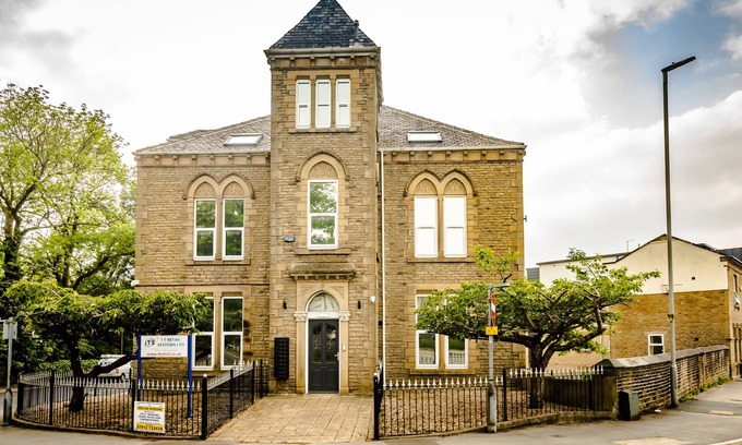 Huddersfield Apartment | One Bedroom Penthouse Suite with Private bathroom
