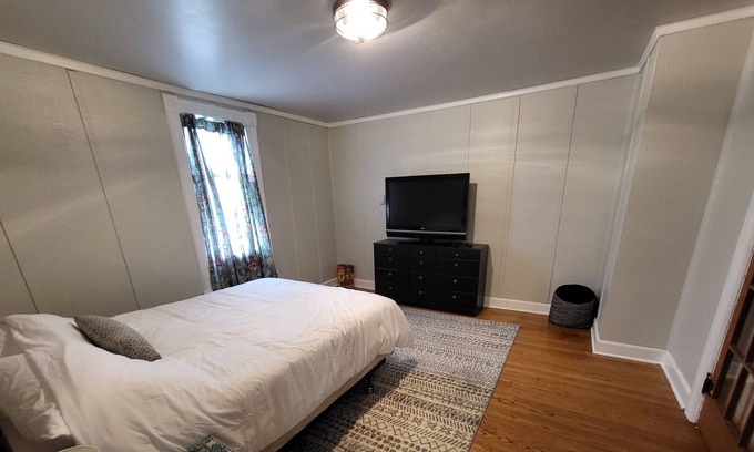 New Glarus House | One Bedroom Suite in the heart of New Glarus