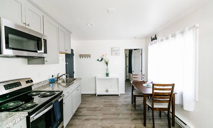 Crescent City Condo | One Block from Ocean CLOSE to everything! Modern and Clean!