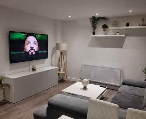 Enfield Highway Apartment | One double room in A 4 bed in Enfield north London