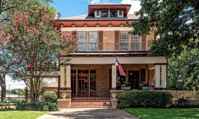 Austin Ave. House | One Mile from the Fixer Upper Silos in Downtown Waco