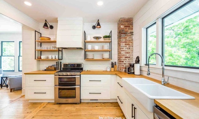 Flat Rock House | One night weekday stays available - apple pick & get a quick mountain escape in!