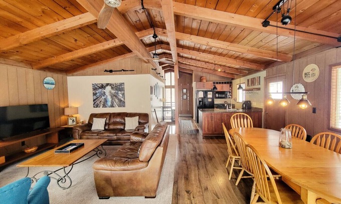 Bellaire House | One-of-a-Kind Chalet, Pool Table, Minutes to Golf