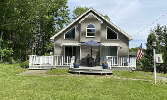 Conneaut Lake House | One-of-a Kind Cottage, close to lake, marina and golf, quiet and comfortable