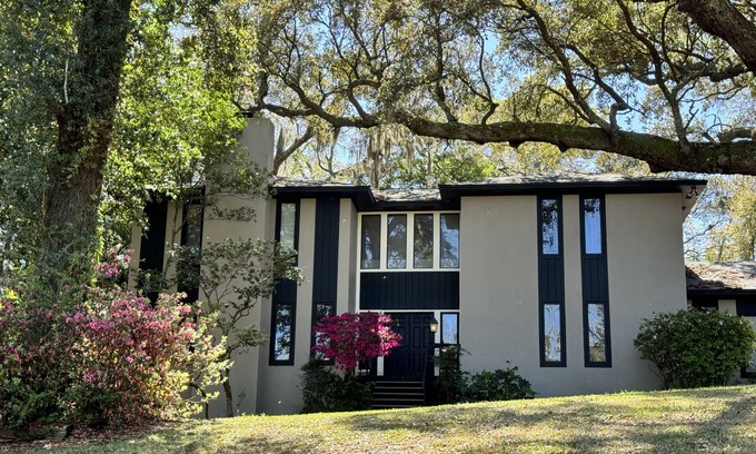 Northeast Pensacola House | One of a Kind Large MCM Home! Huge 400+yr Oaks 20 min to Pensacola Beach