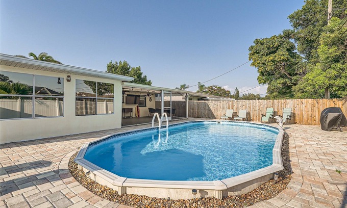 Seminole House | One Palm Pool House- Close to the Beach!