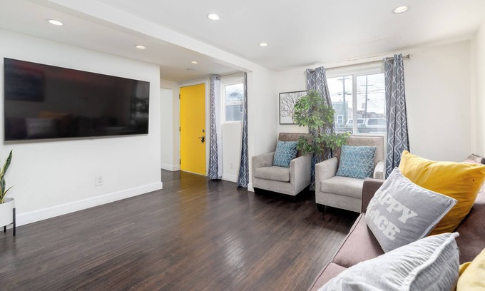 Oakland House | One stop in SF. Free parking and close to everything.