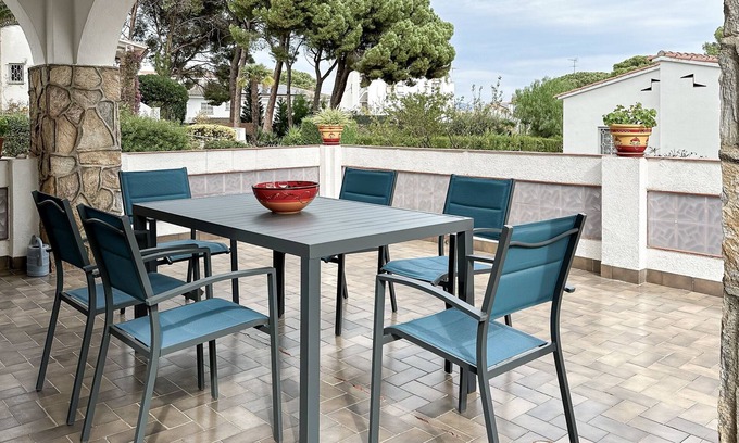 L'Escala House | One-story house with large plot, 600 meters from the beach.