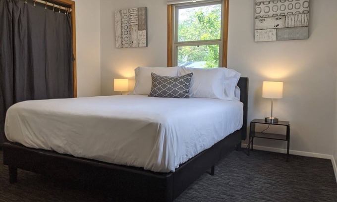 Bismarck House | ONLY 1 mi to Cap. & Both Hosp-Cozy 2 Bed Home