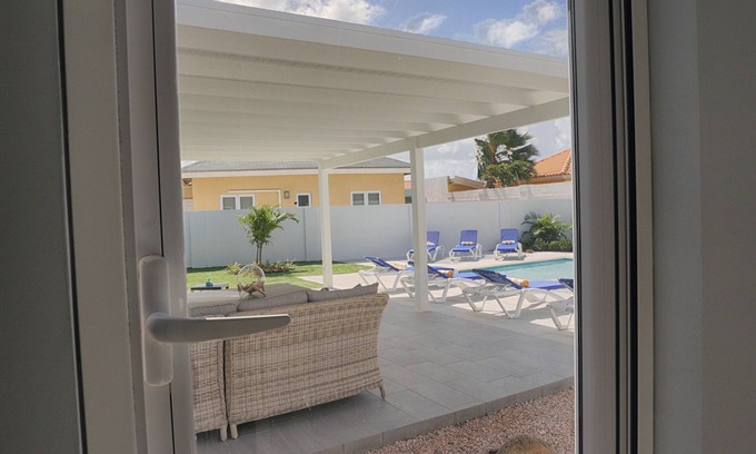 Esmeralda Villa | Only 5 minutes from the beach in a great neighbourhood