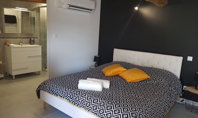 Theneuil House | Onna's bed and breakfast