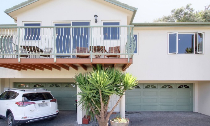 Bluff Hill House | Onslow Views - Napier Holiday Home