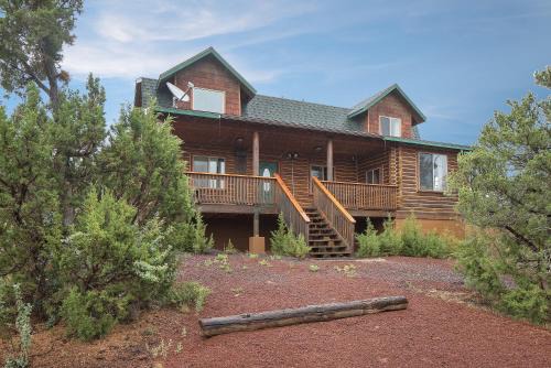 Williams House | Ontario Ave Remodeled Log Cabin on 1 Acre Gateway to Grand Canyon Amazing Views