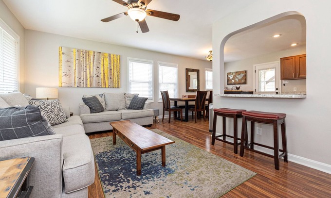 Hikes Point House | Open 4BR/2BA Sleeps 8 Huge Kitchen, Covered Deck & Easy Highway Access
