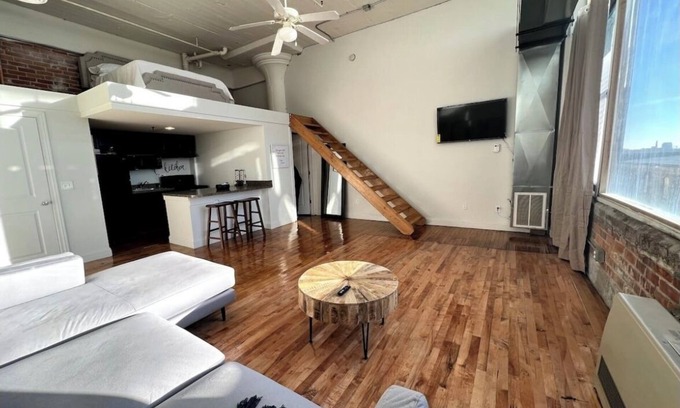 Detroit Apartment | Open Loft w/Water Bridge View 2mins to Dwntn