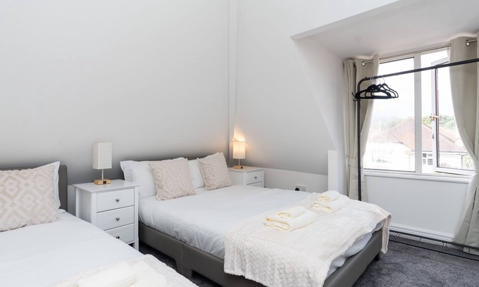 Bournemouth Apartment | Open Mind Property - 8 Guests & Free Parking