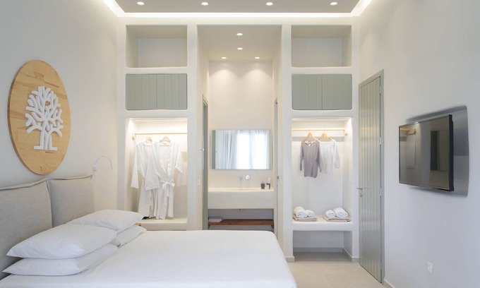 Agios Prokopios House | Open-plan suite with garden view, steam shower, outdoor hot tub, breakfast incl.