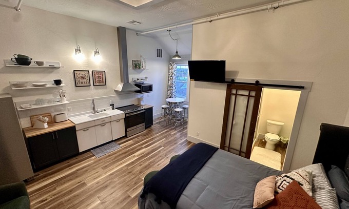 Frontier Apartment | Opera House Suite 2 nn