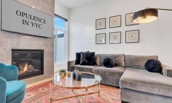 Killarney House | Opulence - Luxury | King Beds, A/C + Parking + EV Charger