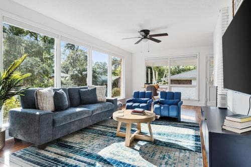 Columbia House | Orange Pit - 3BD 2BA Luxury Retreat - West Cola