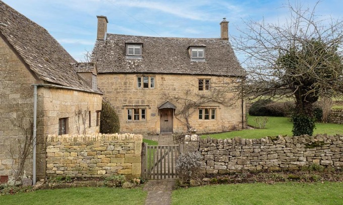 Broadway Apartment | Orchard Cottage - Beautiful Home near Broadway!