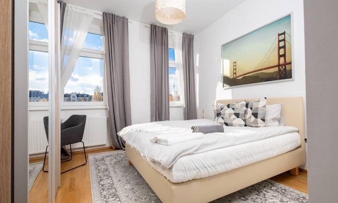 Brigittenau Apartment | OrestaLiving- 3BR On the Daube Canal/Friedensbrücke
