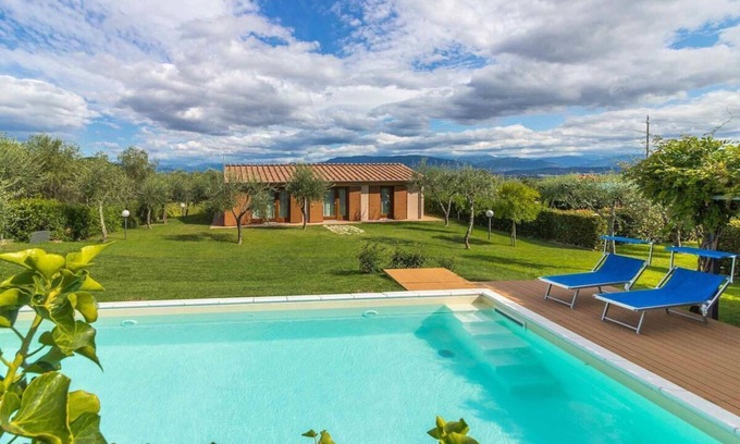 Cascine-La Croce Villa | Orlando, private pool house, A/C, WiFi. Lucca.