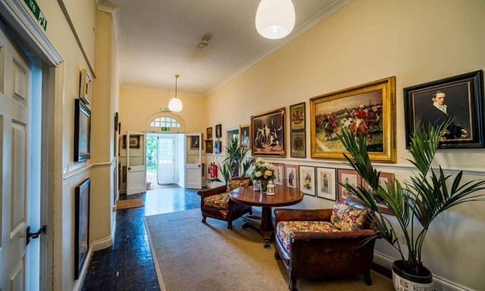 Maldon Apartment | Osea Island: Graceful Cottage