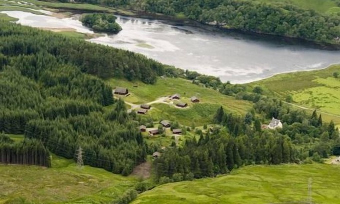 Crianlarich Ski Chalet | Osprey Lodge with river and mountain view