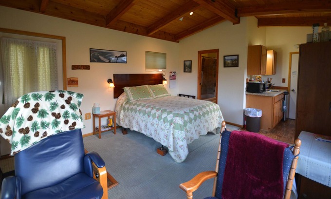 Gardiner Apartment | Osprey Point Rest. 5 minutes from Gardiner, Yellowstone River and wildlife views