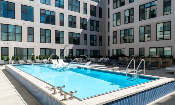 Pendleton Apartment | OTR | King Bed | Free On Site Parking | Gym | Pool